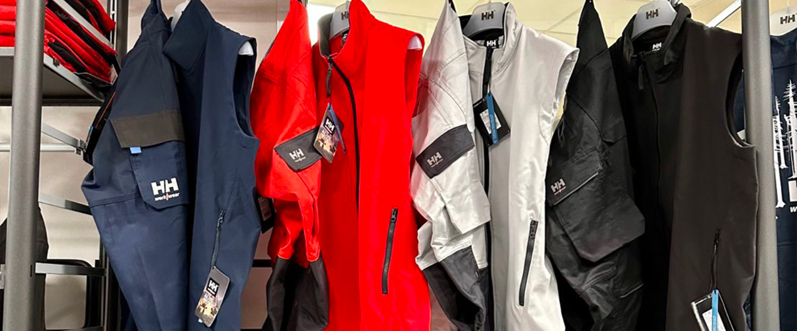 Abbigliamento da lavoro per la sicurezza dei lavoratori in Val Camonica e Valtellina